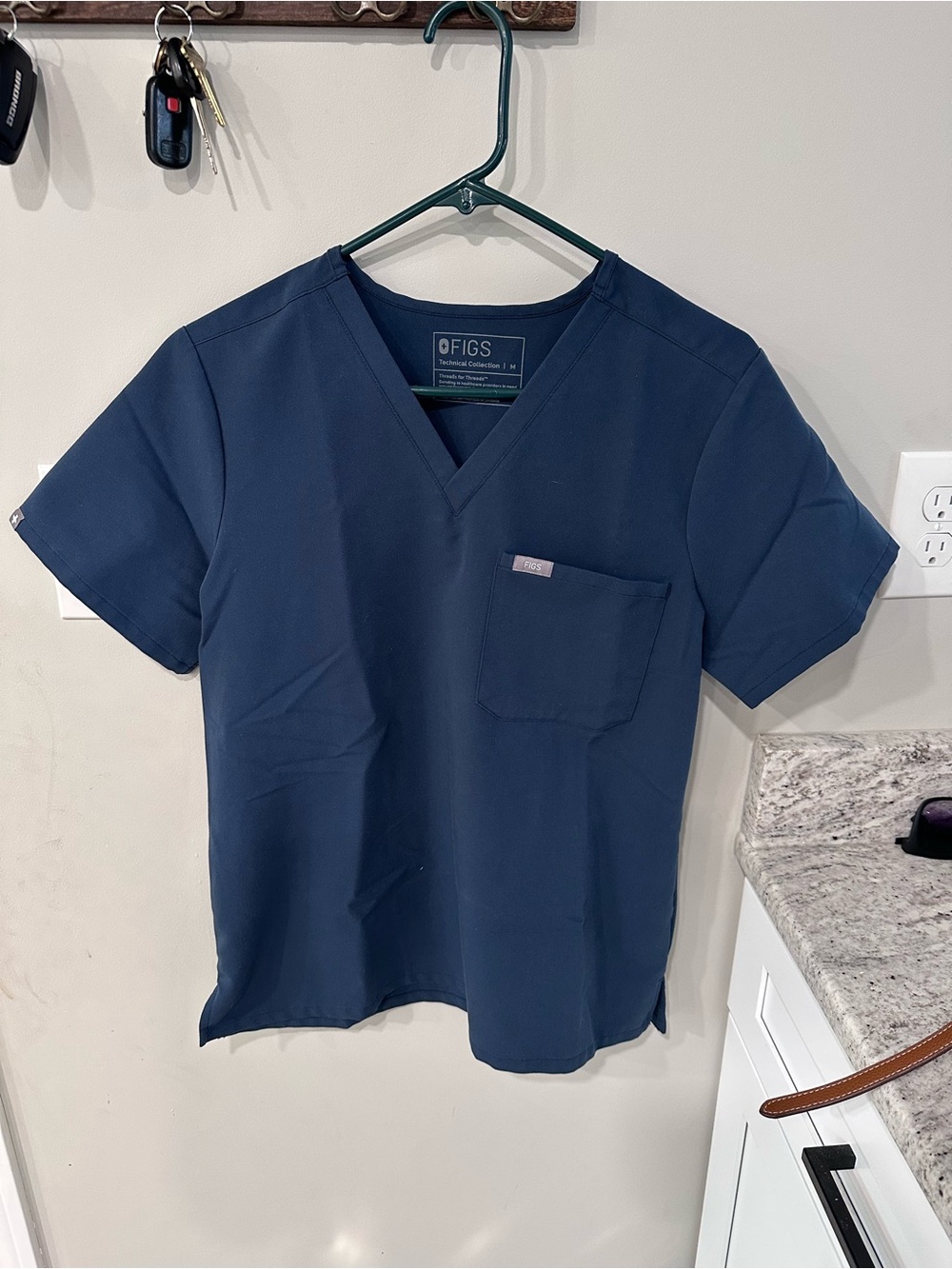 Figs Women’s Short Sleeve V-Neck Scrub Set